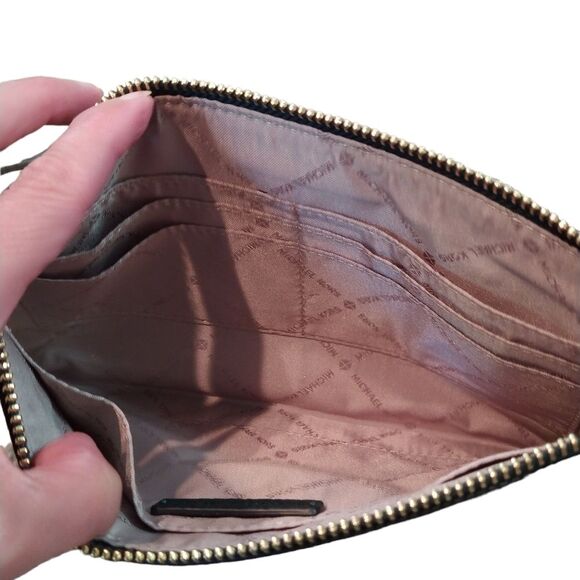 NWT Michael Kors Jet Set Charm Wristlet - Picture 7 of 9